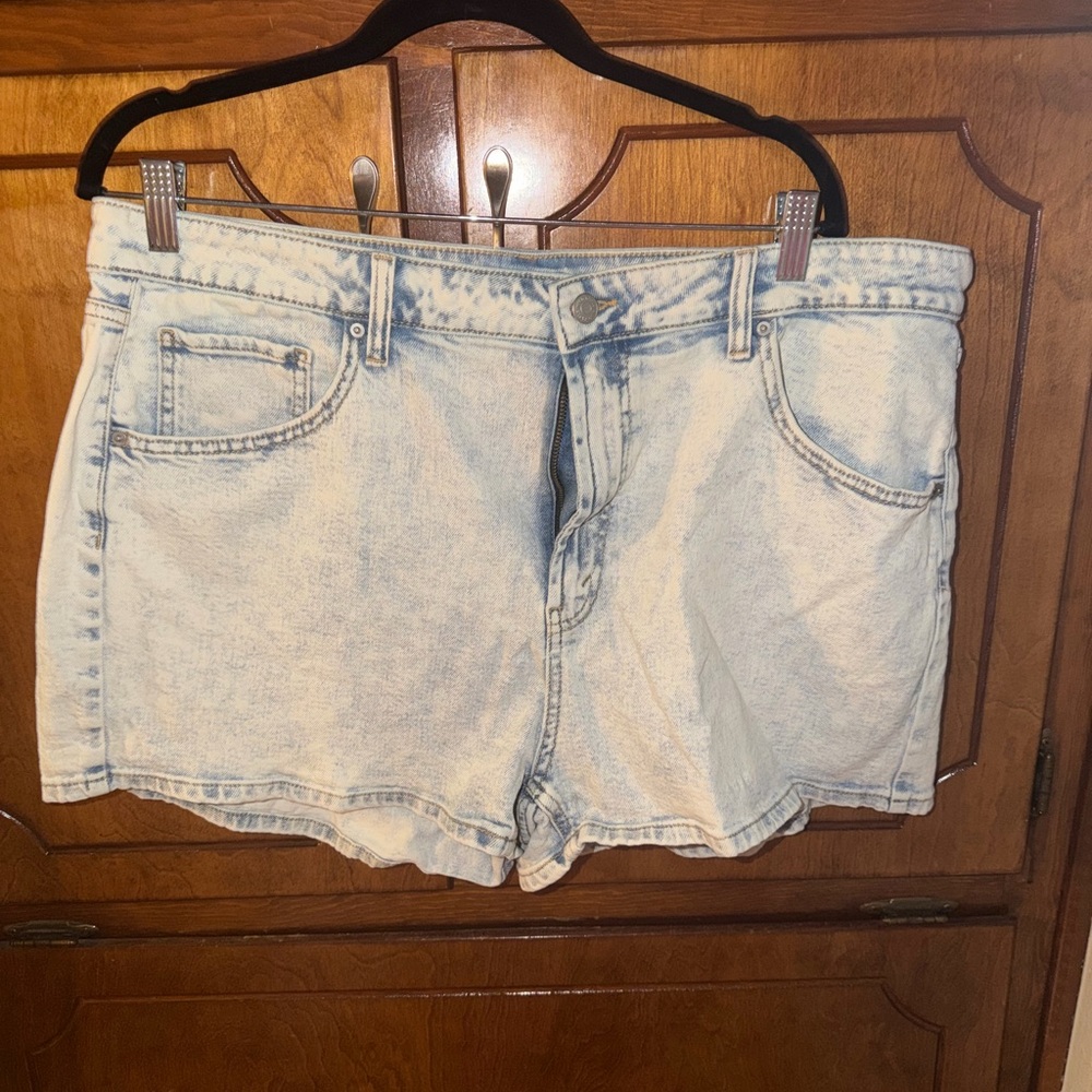 Wild Fable Highest Rise Mom Shorts, Light Wash Denim Jean Shorts, Size 18